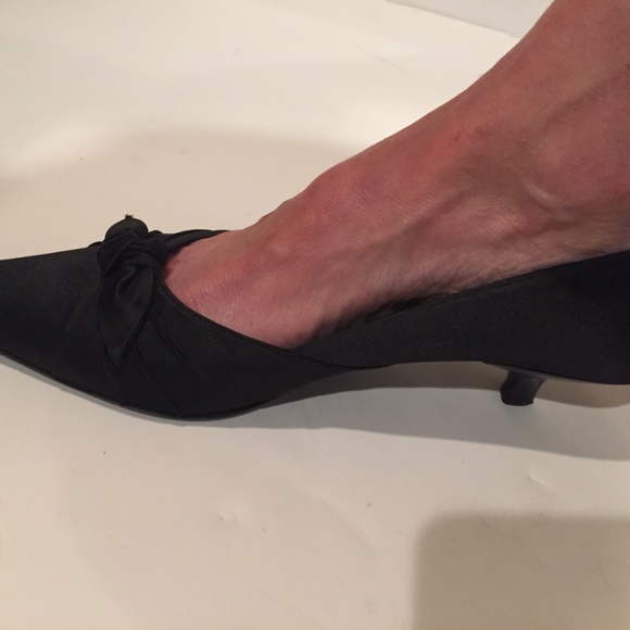 Kenneth Cole Black Satin 7.5 tapered toe, low heel - Picture 5 of 8